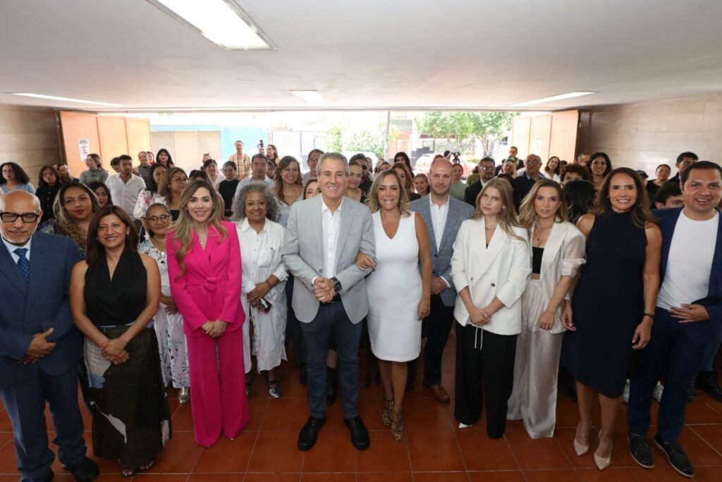 Pepe Chedraui firma convenio con Preparatoria Trozmer Escuela de Diseño