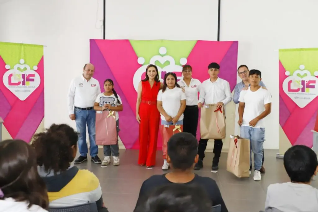 SMDIF Puebla entrega chamarras y tenis en el Centro de Día
