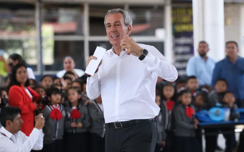 Pepe Chedraui inaugura techado escolar en Primaria Club de Leones