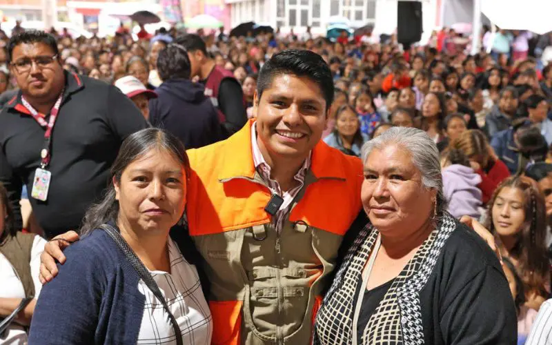 Omar Muñoz encabeza festejo por Día de las Madres en Cuautlancingo