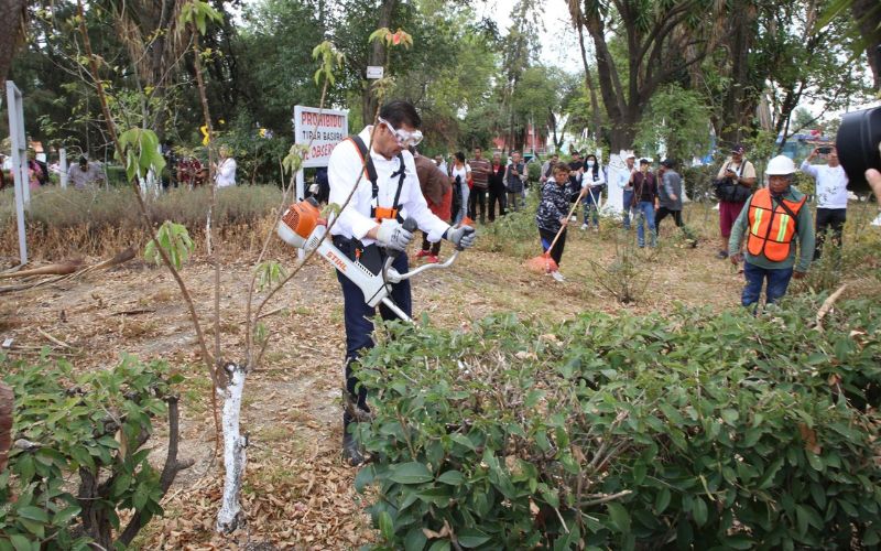 Alejandro Armenta encabeza faena comunitaria en colonia Santa María