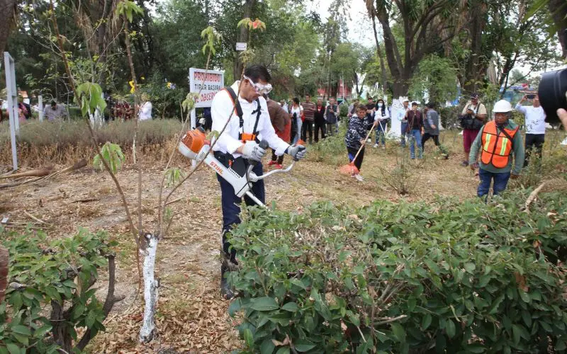 Alejandro Armenta encabeza faena comunitaria en colonia Santa María