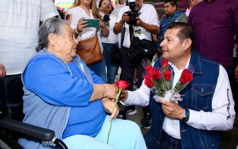 Alejandro Armenta celebra Día de las Madres en la Feria de Puebla