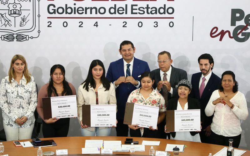 Alejandro Armenta entrega recursos de programa “Migrante Emprende”