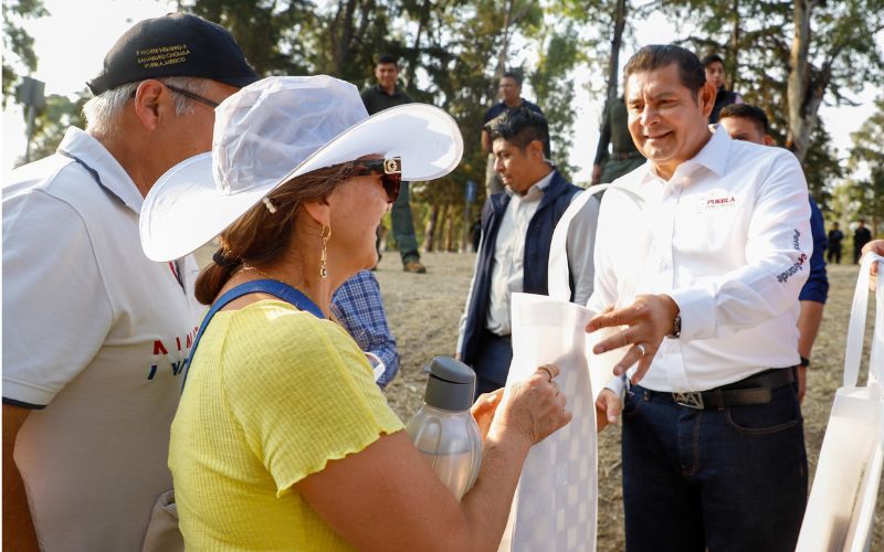 Alejandro Armenta consiente a ciudadanos en la Feria de Puebla