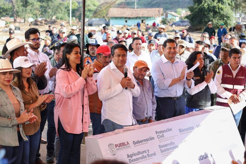 Juan Rivera entrega apoyo directo de emergencia a familias de Chignahuapan